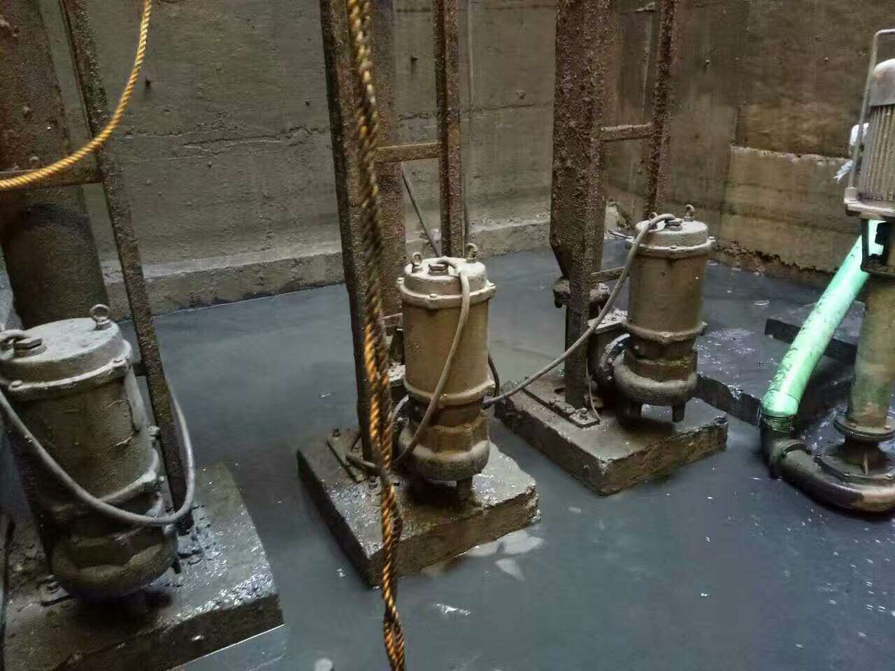 雄关区污水池清理