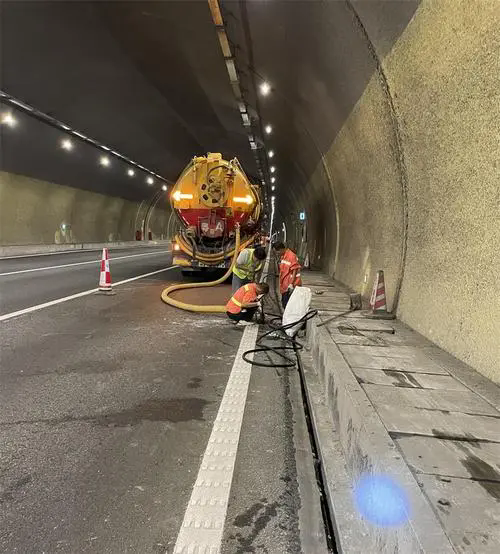 雄关区隧道排水渠清淤